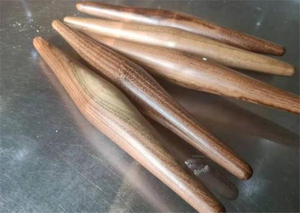 腊汁肉夹馍的擀面杖也是有技巧的，它叫鱼肚擀面杖